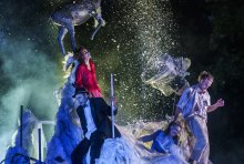 Foto der Inszenierung KIPPPUNKT von Theater Titanick in Kooperation mit dem Tanztheater bodytalk.