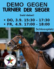 Plakat für Demo gegen Turnier der Sieger auf hellblauen hintergrund. Auf der unteren Hälfte ist ein Pferd zu sehen, welches beritten wird. Die Zügel werden gezogen und der Mund ist weit geöffnet. Es ist zu sehen, dass das Pferd leidet.