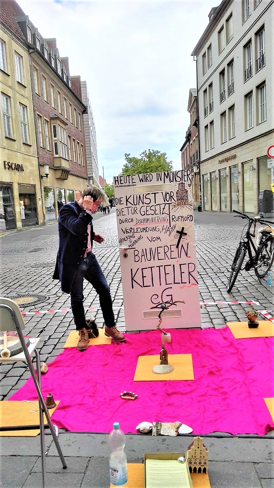 Ich bin nicht Gustl! Performance von Mark Bellinghaus, 15.05.2020, vor dem Rathaus des Westfälischen Friedens, Münster