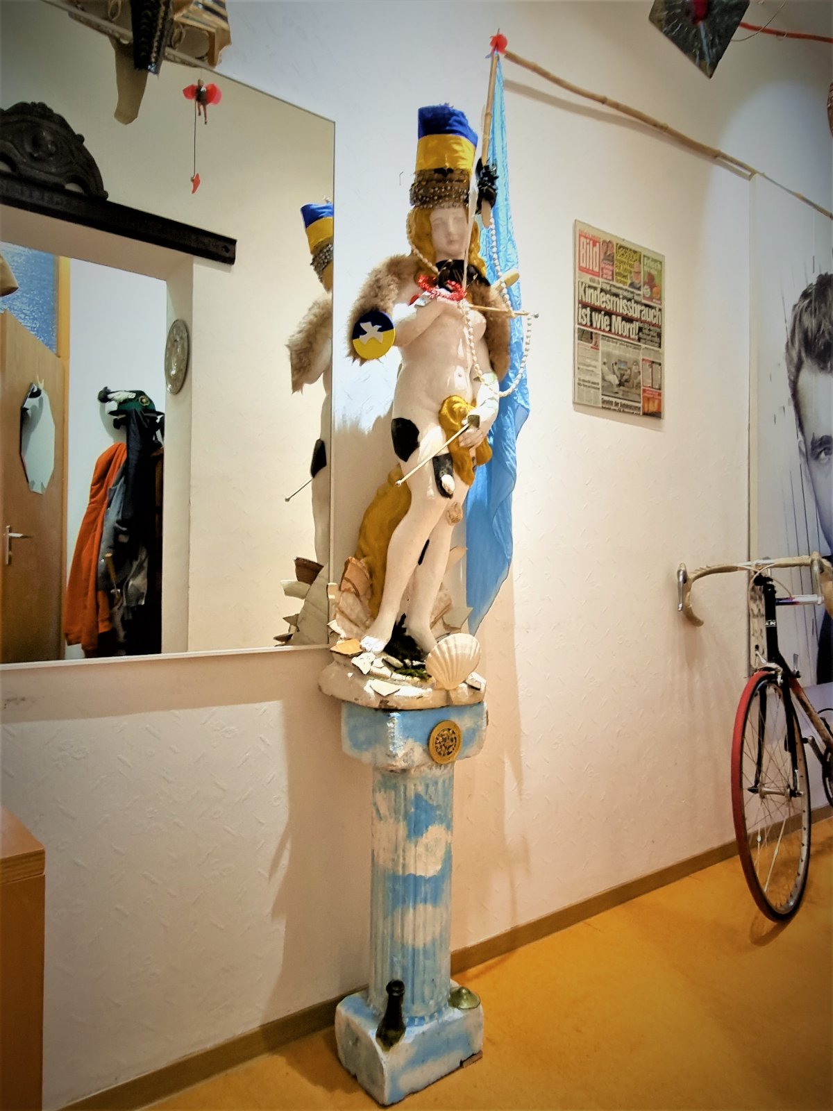 UKRAINA by Mark Bellinghaus, Solidarität mit Wolodymyr Selenskyj und der Ukraine 2022, Münster Live Art Kunst Performance Justiz Münster Amtsgericht Münster