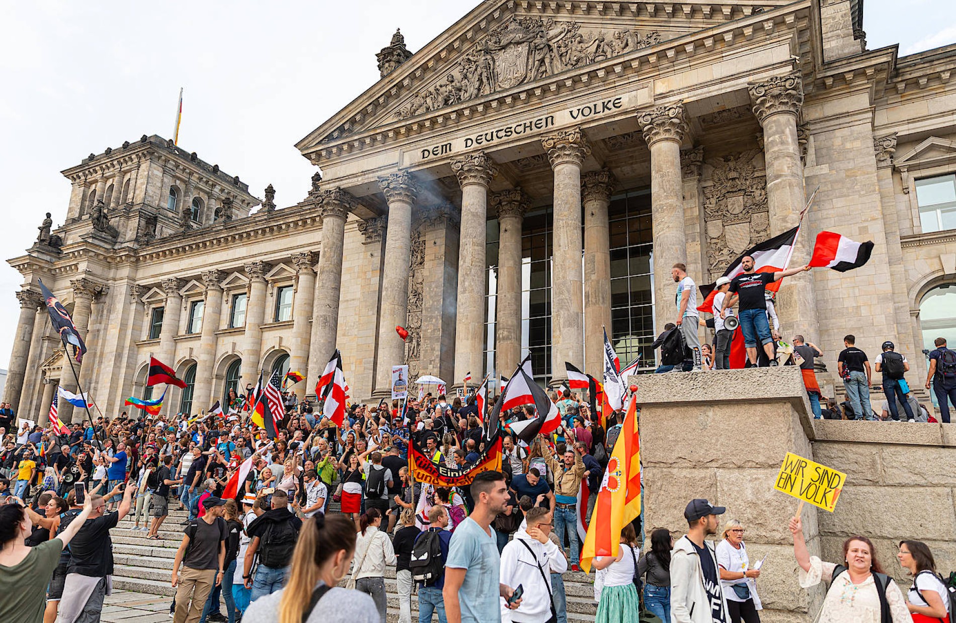 bis zu 400 Demonstranten vor dem Reichstagsgebäude