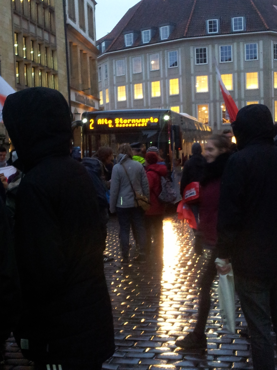 Ein Bus stört die noZAB-Demo in Münster, 31.01.2018