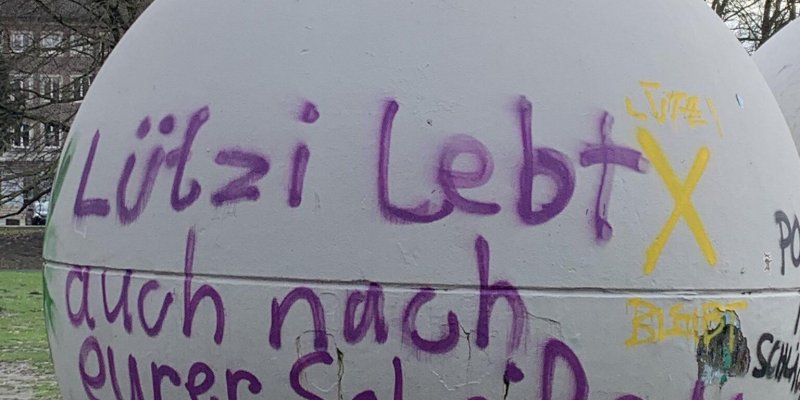 Aaseekugeln mit Beschriftung: "Lützi lebt auch nach eurer Scheiße X"