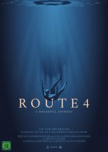 Gezeigt wird das Filmplakat von "Route 4": eine dunkelblaue "Unterwasserszene". Ein Körper sinkt durch das Wasser zu Boden. Darunter die Beschreibung: Route 4 – A dreadful Journey. Ein Film von Boxfish im Auftrag von Sea-Eye und dem mennonitischen Hilfswerk.