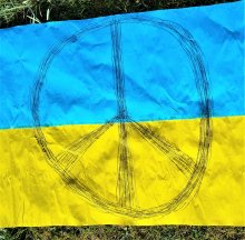 Ukraine_Peace_Flag_Unconditional_immediate_Peace_Friedens_Fahne_by_Mark_Bellinghaus_2022_Gräule_Taten_Butscha_Ukraine_Solidarität_mit_der_Ukraine