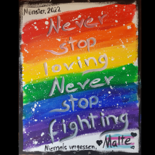 Regenbogen, auf dem steht: "Never stop loving - never stop fighting", "Niemals vergessen 'herz' Malte 'herz'"  
