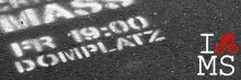 Schriftzug mit weißer Kreide auf Asphalt gesprüht: Critical Mass Freitag 19:00 Uhr Domplatz