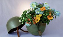 Soldatenhelm mit Blumen