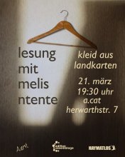 Licht und Schatten auf einer rauen Wand. Darauf ein Kleiderbügel. Text: Lesung mit Melis Ntente, Kleid aus Landkarten, 21. März 19:30 Uhr, a.cat, Herwarthstr. 7.