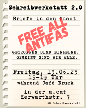 Auf einem gelblichen Notizzettel steht in Schreibmaschinen-Schrift: "Schreibwerkstatt 2.0 - Briefe in den Knast. Getroffen sind Einzelne, gemeint sind wir alle." und Ort und Datum. Im Hintergrund steht in großen roten Lettern "Free All Antifas".