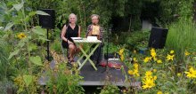 Gabriele Brüning und Manfred Kerklau im Garten bei einer Lesung