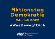 Blaue Postkarte mit gelber Schrift zum Aktionstag Demokratie am 4. Juli in der vhs Münster