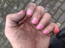 Eine Hand mit Erde und pinken Fingernägeln | A hand with earth and pink nail polish