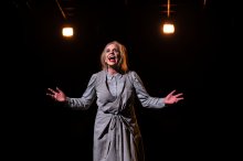 Die Schauspielerin Gabriele Brüning als Rednerin Rosa Lxemburg