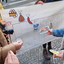 Teilnehmende des Rundgangs rätseln an der Ernährungsstation