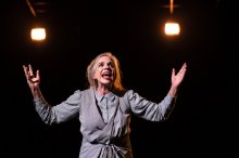 Die Schauspielerin Gabriele Brüning als Rednerin Rosa Lxemburg