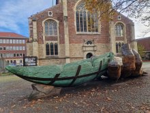Kunstinstallation „Glasarche“, die zurzeit vor der Petrikriche ausgestellt ist