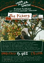 Ein Mensch mit Mütze sitzt nachdenklich vor einem Apfelsinenbaum der reife Früchte trägt. 