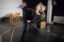 Tänzerin in ausladender Bewegung