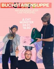 3 Person. Eine mit Posaune. Eine gießt mit einer Gießkanne in einen Kochtopf auf dem Kopf der dritten Person. Text: Buchstabensuppe; Am anderen Ufer; Live-Hörspiel; a.cat Münster 24.01. 19:30 Uhr