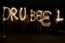 Schriftzug Drubbel mit Wunderkerzen in der Nacht gemeinschaftlich geschrieben