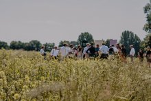 Gruppe von Menschen an einer Lyrikweg-Station