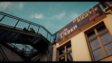 Das Bild zeigt einen Banner an einem Haus mit der Aufschrift "Wir leben Demokratie"