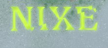 NIXE-Schriftzug vor Schaum und grün eingefärbtem Wasser