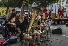 Tuba spieler hebt die Faust