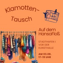 Das Bild ist ein Plakat.  Der Hintergrund ist orange.  Oben steht: „Klamotten-Tausch“.  Rechts oben ist eine Zeichnung von einem Floß.  Unten links sieht man eine Kleiderstange. Daran hängen viele bunte Kleidungsstücke. Zum Beispiel:  * Pullover, * Jacken, * Kleider, * Schals.  Rechts steht: „Auf dem HansaFloß“.  Darunter steht: „Stadthafen I vor der Kunsthalle“.  Ganz unten steht: „Am 03.08., 17–19 Uhr“.  Das Plakat lädt zu einem Kleidertausch ein. Menschen können Kleidung mitbringen und Kleidung tauschen.
