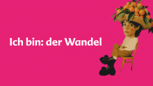 pinkes Bild mit Aufschrift "Ich bin: der Wandel" und einer weiblich gelesenen Person, die auf einem Stuhl sitzt und einen großen Hut mit Orangen trägt. 
