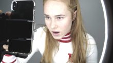 Leonie, die Protagonistin des Films steht vor einem Ringlicht und filmt mit ihrem Handy sich selbst