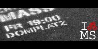 Weißer Text mit Sprühkreide auf Asphalt: "Critical Mass Fr. 19:00 Domplatz"