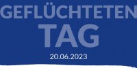 Die oberen zwei-drittel des Bildes sind blau, darauf steht: Weltgeflüchtetentag 20.6.23. Das untere drittel ist weiß, darauf steht "es ist Zeit, Geflüchteten zuzuhören". Daneben ein Pfeil nach rechts sowie das Logo von Sea Eye (ein stilisiertes Auge mit Rettungsring statt Iris).