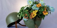 Soldatenhelm mit Blumen