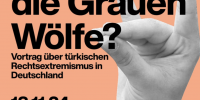 Bild zeigt eine Hand zum Wolfsgruß gehoben