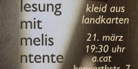 Licht und Schatten auf einer rauen Wand. Darauf ein Kleiderbügel. Text: Lesung mit Melis Ntente, Kleid aus Landkarten, 21. März 19:30 Uhr, a.cat, Herwarthstr. 7.