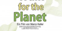 Titel: Walk for the Planet, Ein Film von Marco Keller, Menschen mit großen Rucksäcken auf einer Straße unterwegs, mit dem Rücken zur Kamera