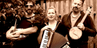 Das Trio Overall Brigade, zwei Männer, eine Frau, mit Instrumenten