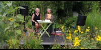 Gabriele Brüning und Manfred Kerklau im Garten bei einer Lesung