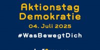 Blaue Postkarte mit gelber Schrift zum Aktionstag Demokratie am 4. Juli in der vhs Münster