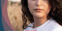 Das Bild zeigt eine junge Frau mit ernstem Gesichtsausdruck. Unten im Bild befindet sich der Schriftzug "Gefangen im 'Islamischen Staat'"