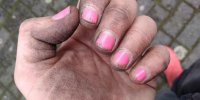 Eine Hand mit Erde und pinken Fingernägeln | A hand with earth and pink nail polish