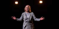 Die Schauspielerin Gabriele Brüning als Rednerin Rosa Lxemburg