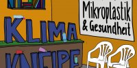 Bild zeigt eine Bar mit dem Schriftzug Klima Kneipe, zwei Plastikstühle und viel Plastikmüll