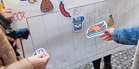 Teilnehmende des Rundgangs rätseln an der Ernährungsstation