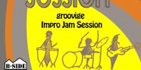Quadratischer Flyer zur One Groove Session. Obere Hälfte: der Titel One Groove Session, mittig eine Charakterisierung groovige Impro-Jam-Session und ein Bild von drei Strichmännchen, die Trommeln, Schlagzeug und Bass spielen. Unten links: Herzlogo des B-Side-Kultur e.V. darunter die Anmerkung im Wohnzimmer. Rechts unten steht die Anmerkung Bass, Gitarre, Drum vorhanden, andere Instrumente mitbringen. Eintritt frei, um Spenden wird gebeten. Ganz unten Hinweise auf die Website afrosession.de, FB und Insta