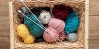 Ein Korb mit Wolle und Stricknadeln