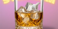 Milliardärssyndrom Theateraufführung, abgebildet ist ein Whiskeyglas mit Eiswürfeln und Eisbär