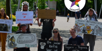 Aktivis stehen vor dem Zoo mit Demoschildern. Werbeplakat für Demo gegen den Zoo, anlässlich Star Wars Event im Zoo. Samstag 9. Mai, 12-15 Uhr vor dem Zoo